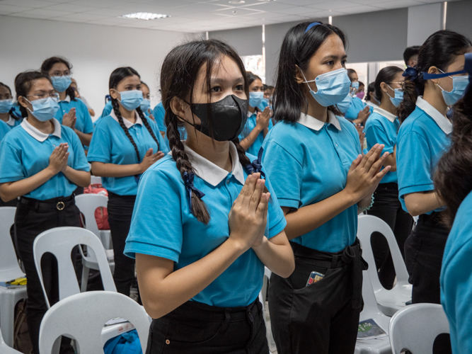 Tzu Chi scholar Jonuelyn Jane Curiba feels thankful to learn from the humanities class. “As a teenager, it’s so easy to lie nowadays, especially to my family. But now it’s clear to me I should no longer lie,” she says. 【Photo by Harold Alzaga】