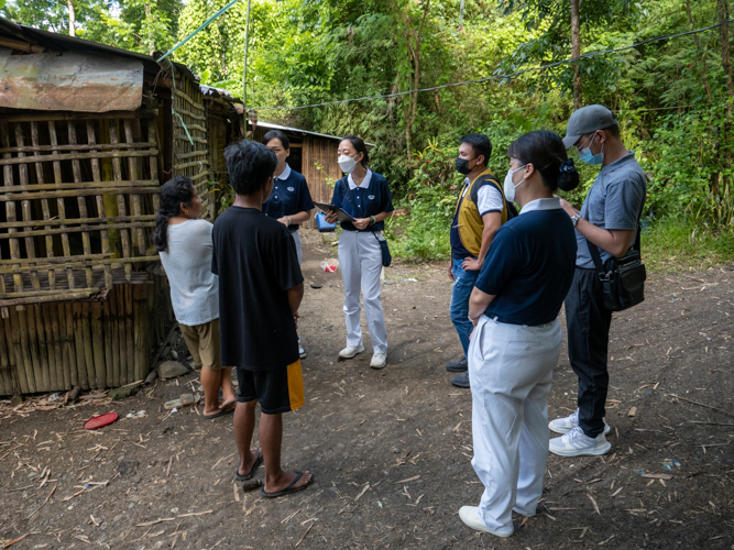 Home visit is an essential part of screening Tzu Chi beneficiaries to better understand their living condition and needs. 【Photo by Jeaneal Dando】