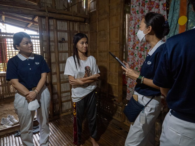 Tzu Chi volunteers visit Jenny Ann Celda, scholarship applicant from Brgy. Anuang, Cabatuan, Iloilo. 【Photo by Jeaneal Dando】