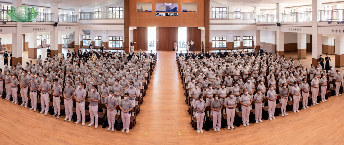 Jing Si Hall is a sea of gray as volunteers all the way from Cebu, Davao, Leyte, and Pampanga fly in to join volunteers from Manila, Marikina and San Mateo, Rizal. 【Photo by Daniel Lazar】