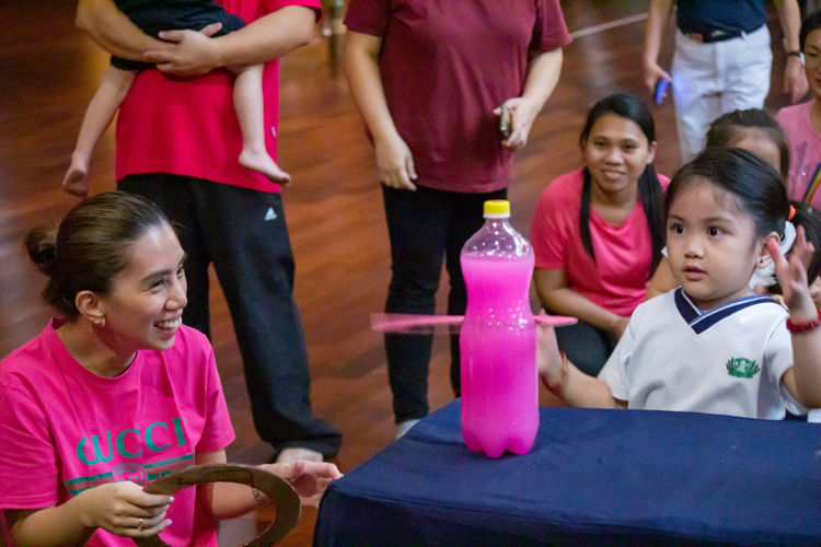 Joanne Gotia cheers on her daughter Jasmin during the ring toss game. “It was so much fun. It felt like I was transported back to my childhood,” says Joanne. 【Photo by Marella Saldonido】