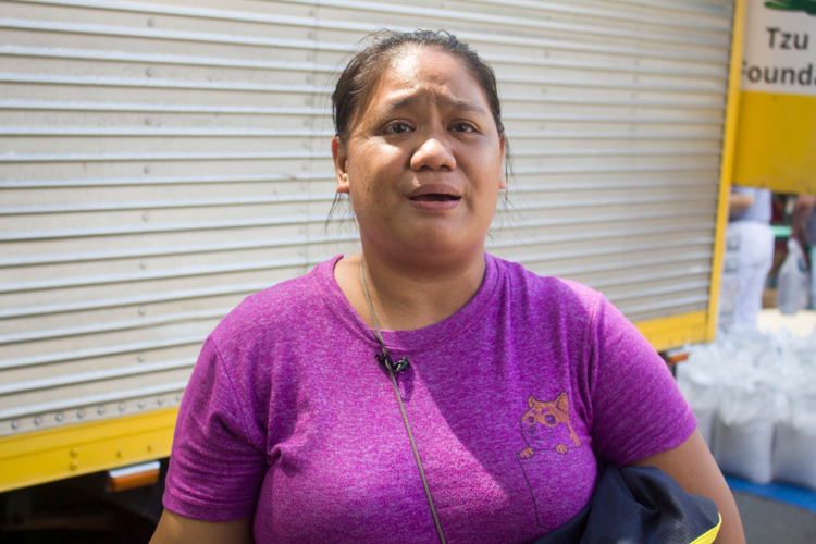 “Tzu Chi gave us assistance three times during the height of the pandemic. We will never forget that,” weeps Jocelyn. “I follow your group on Facebook and I see all that you do. In every calamity in whatever place, you are always there to help. Thus, our endless thanks to all of you.” 【Photo by Matt Serrano】