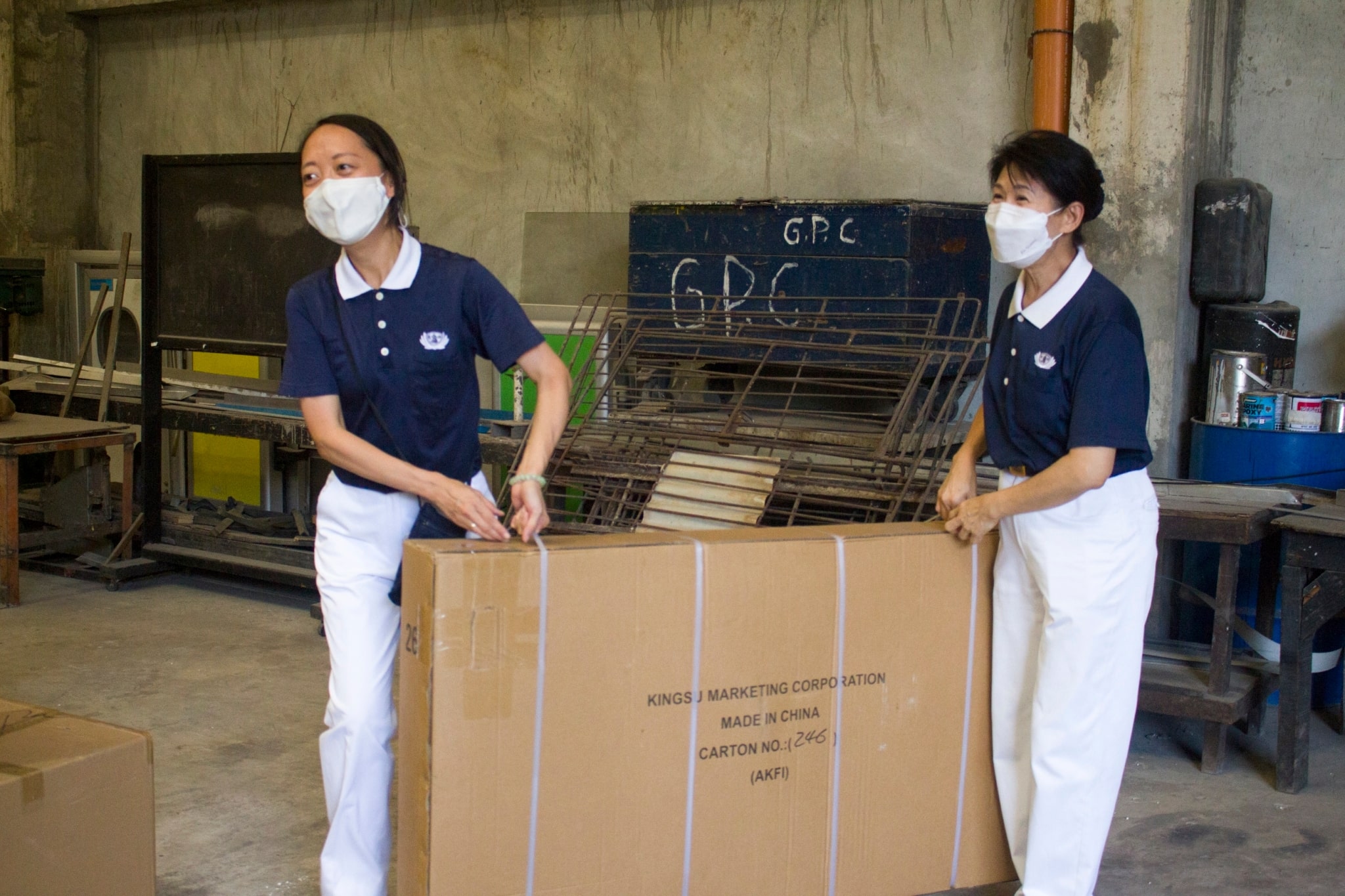 Tzu Chi volunteers load the donated bicycles onto a truck.【Photo by Matt Serrano】