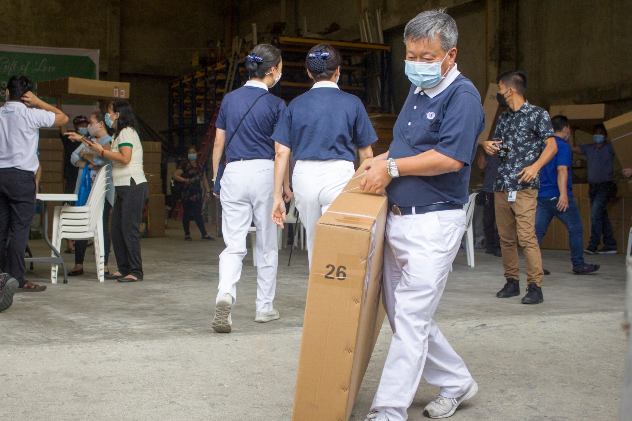 Tzu Chi volunteers load the donated bicycles onto a truck.【Photo by Matt Serrano】