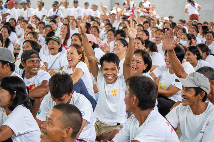 Jonathan Demakiling joyfully raises his hands upon hearing about the construction materials provided by Tzu Chi. 【Photo by Matt Serrano】