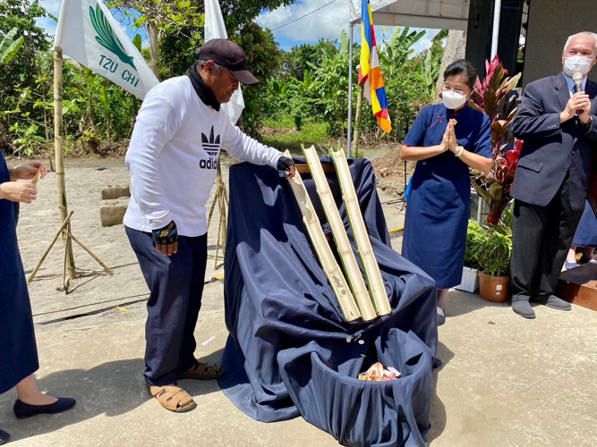 Typhoon survivor and Tzu Chi Palo Great Love Village resident Jose Mari Aldeza donates to Turkey earthquake victims. 【Photo by Matt Serrano】