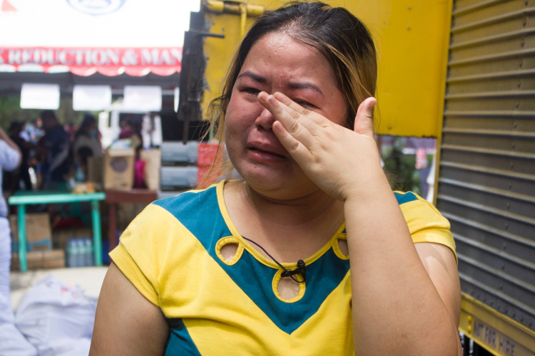 “I was crying every night for our sorry situation. But I told myself that I can overcome this for my kids and my family,” says Julie Valisno who lost their house to the fire. “I am so happy because we desperately need stove and casserole pot to cook our food. We feel blessed because there are people who cared to donate that,” she cries in joy. 【Photo by Matt Serrano】