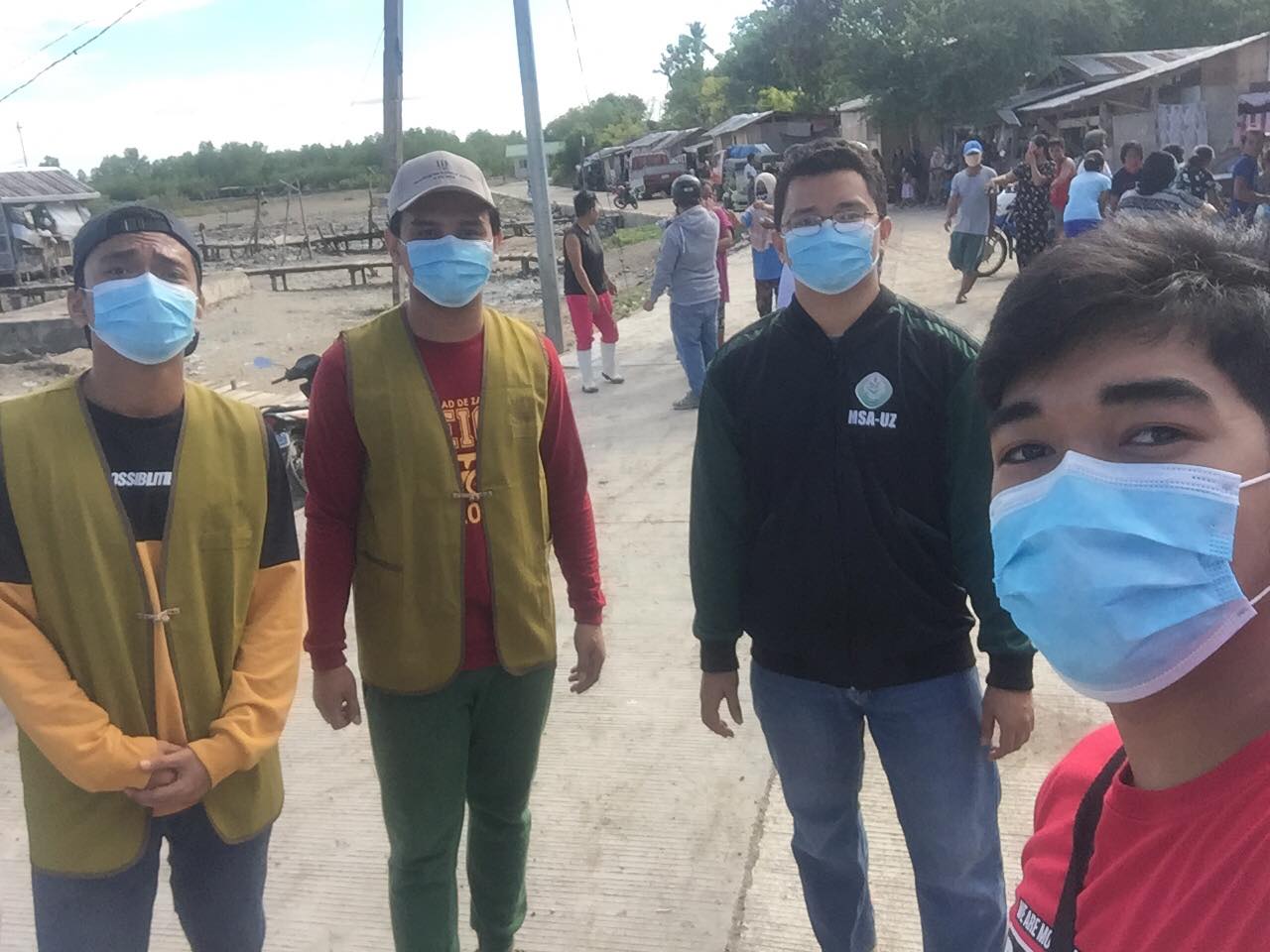 Munadzrin Ipah (2nd from right) and Karwin Hamjani (2nd from left) with other student volunteers during a relief distribution in Zamboanga. 【Photo by Tzu Chi Zamboanga】