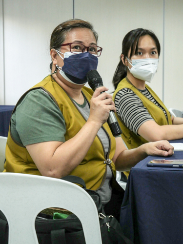 Dolly Alegado Cruz (left), sitting beside her classmate Andrea Chong (right) answers a question from her teacher in their online Mandarin class. 【Photo by Matt Serrano】