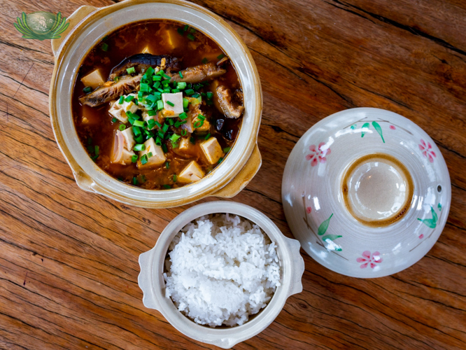 Meatless Kimchi-jiggae served with rice【Photo by Daniel Lazar】