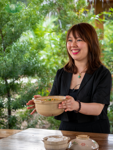 After about 45 minutes of cooking, Dianne presents the vegan Kimchi-jiggae. 【Photo by Daniel Lazar】