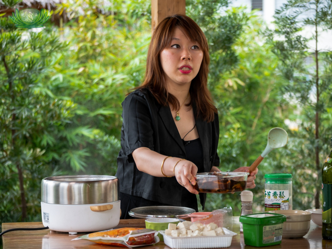 Diane recommends mushrooms and tofu as meatless alternatives to pork and seafood for the Kimchi-jjigae. 【Photo by Daniel Lazar】