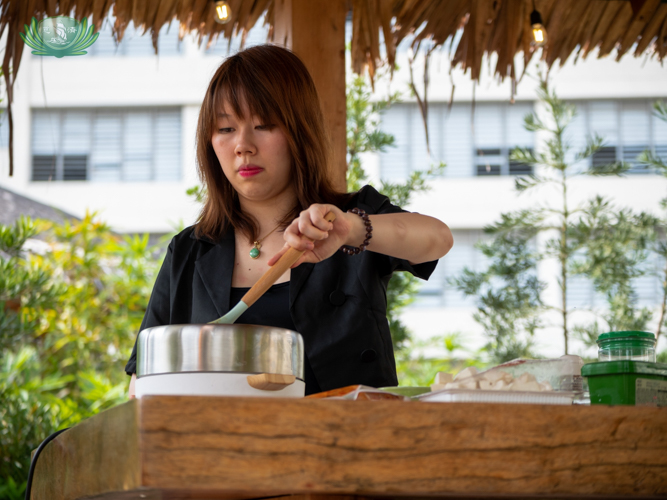 Diane sautés chopped red onions in cooking oil to kickstart the making of the Kimchi-jjigae. 【Photo by Daniel Lazar】