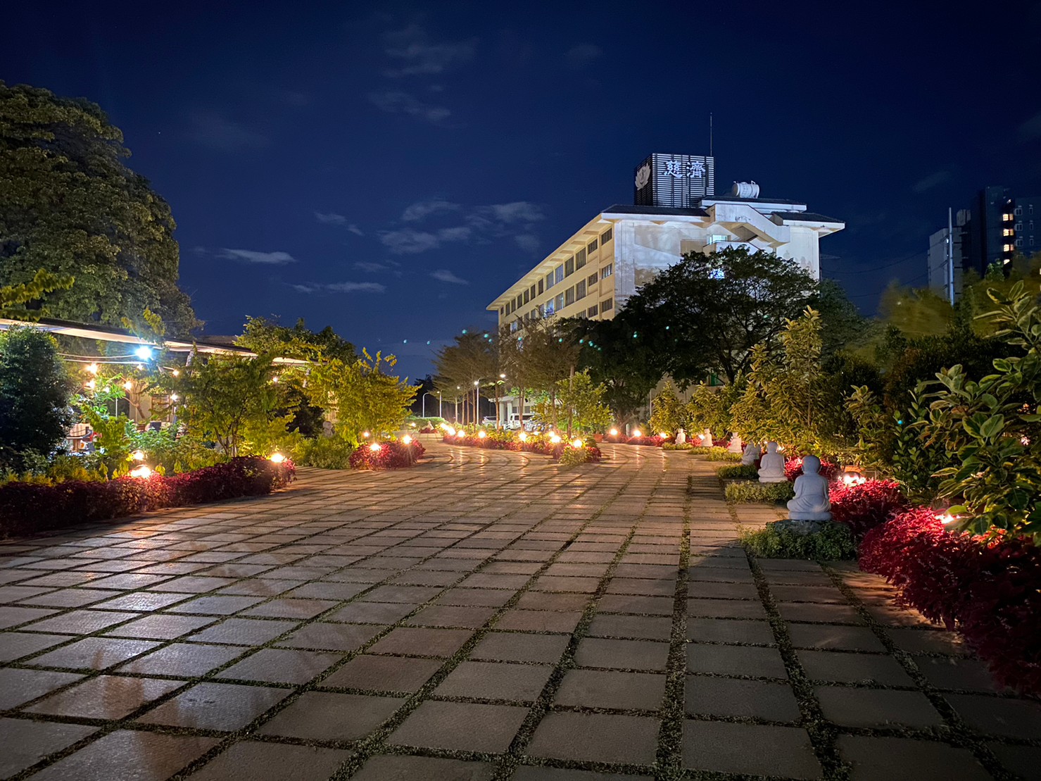 Just before sunrise, lights illuminate the path leading to the grounds where participants start and end the 3 steps and 1 bow.【Photo by Matt Serrano】