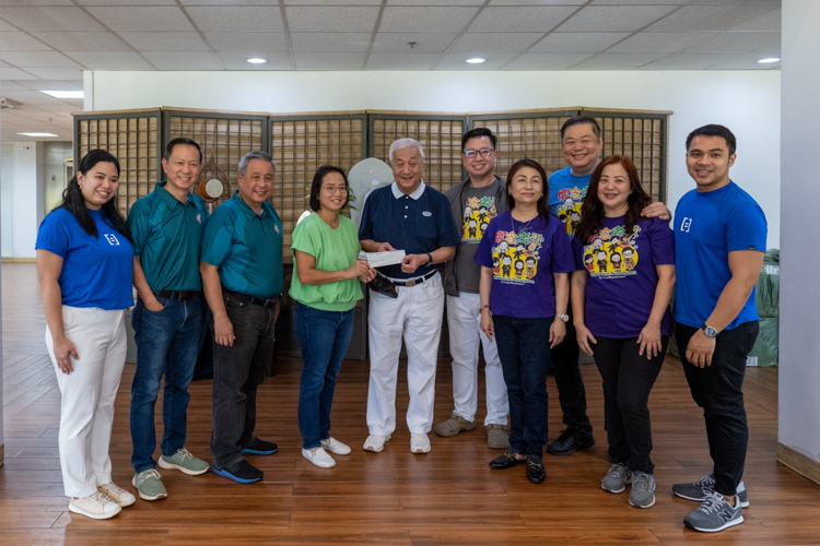 Representatives from the Lyric Opera of the Philippines (LyrOpera), through The Hapag Movement of Globe of Good, turns over its donation of Php 200,000 to Tzu Chi Foundation Philippines on September 15 at the Buddhist Tzu Chi Campus in Sta. Mesa Manila.【Photo by Jeaneal Dando】