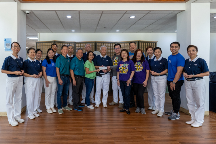 Representatives from the Lyric Opera of the Philippines (LyrOpera), through The Hapag Movement of Globe of Good, turns over its donation of Php 200,000 to Tzu Chi Foundation Philippines on September 15 at the Buddhist Tzu Chi Campus in Sta. Mesa Manila.【Photo by Jeaneal Dando】