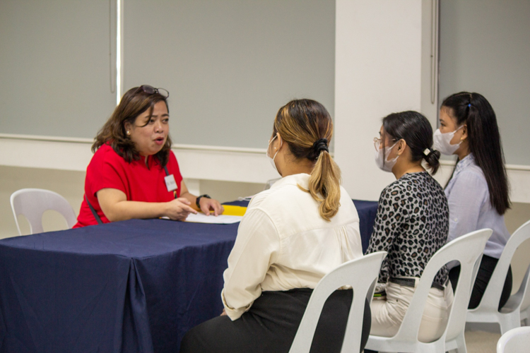 Metrobank’s Nescel Asuncion (in red) conducts a mock interview with three Tzu Chi scholars.