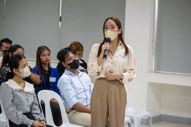 Dhanica Benablo takes the opportunity to ask questions during the Mock Interview’s open forum.