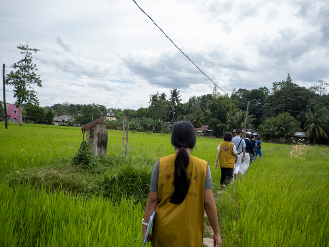 Accompanied by members of Red Cross Youth Iloilo and Iloilo Scholastic Academy, Tzu Chi volunteers conducted home visits in some of Iloilo’s poor and remote localities. 【Photo by Harold Alzaga】