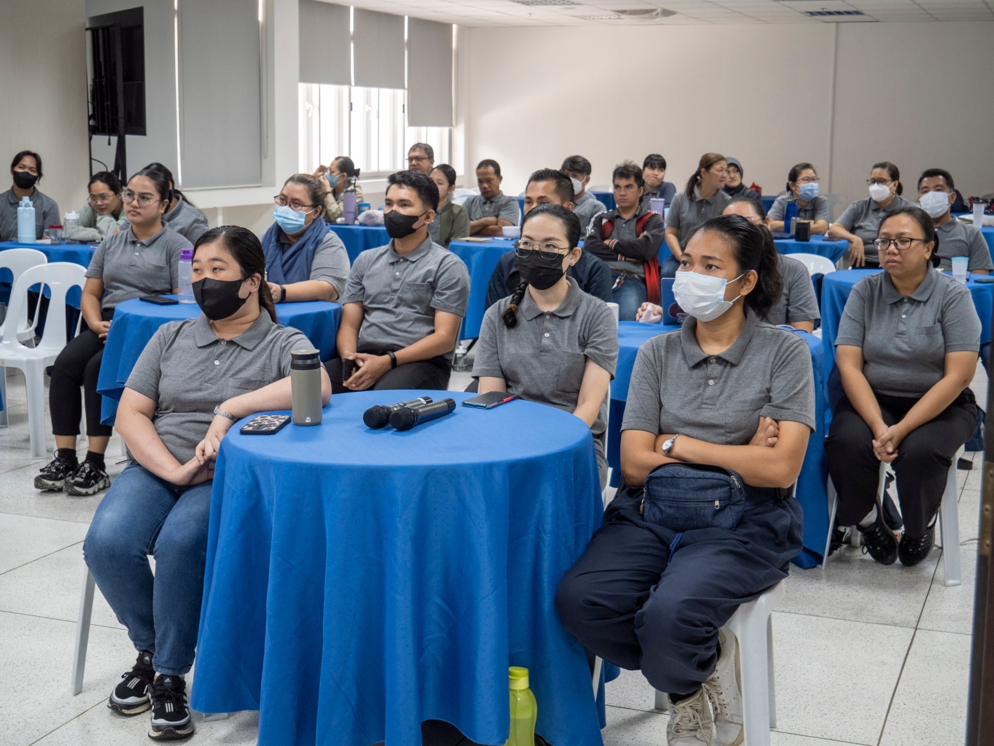 Tzu Chi Philippines employees listen attentively to the speakers livestreaming from Taiwan. 【Photo by Matt Serrano】