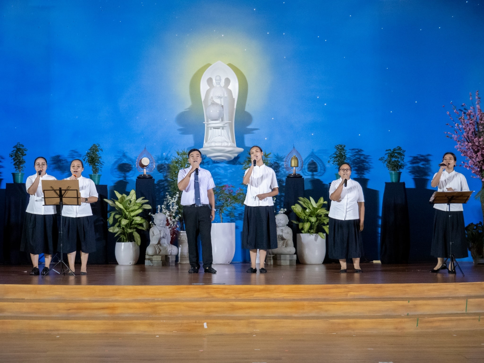 In keeping with the celebratory mood, volunteers performed songs, dances, and an excerpt from the Sutra of Immeasurable Meanings.【Photo by Matt Serrano】