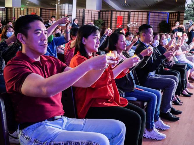 In his first Tzu Chi Year-End Blessing, Chiang Kai Shek College President Judelio Yap (first from left) found the event “very enlightening. It really gives me a great understanding of the compassion and love of Buddha, and how it enlightens and helps us in our daily lives.” 【Photo by Matt Serrano】