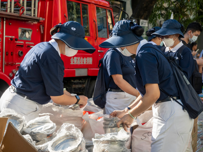 Three days after a fire in Barangay 330, Sta. Cruz, Manila, affected the lives of 122 families, Tzu Chi volunteers organized relief distribution efforts in collaboration with the community’s local leaders. 【Photo by Matt Serrano】