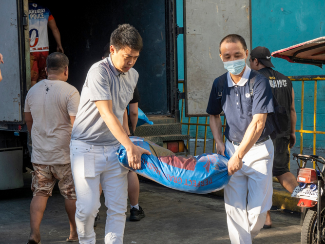 Three days after a fire in Barangay 330, Sta. Cruz, Manila, affected the lives of 122 families, Tzu Chi volunteers organized relief distribution efforts in collaboration with the community’s local leaders. 【Photo by Matt Serrano】