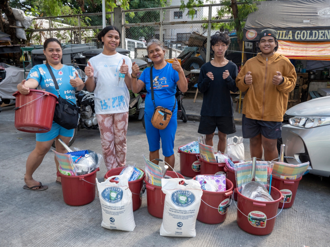 Representatives of families who lost their homes during the February 15 blaze in Barangay 330, Sta. Cruz, Manila, claim their relief goods from Tzu Chi volunteers. 【Photo by Matt Serrano】