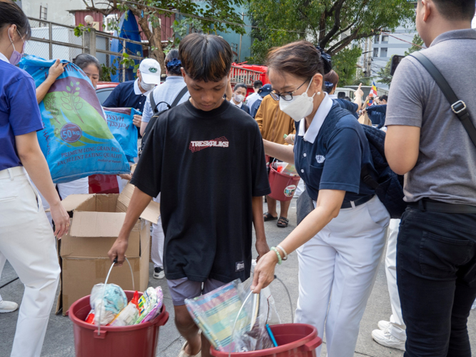 Representatives of families who lost their homes during the February 15 blaze in Barangay 330, Sta. Cruz, Manila, claim their relief goods from Tzu Chi volunteers. 【Photo by Matt Serrano】