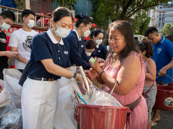 Representatives of families who lost their homes during the February 15 blaze in Barangay 330, Sta. Cruz, Manila, claim their relief goods from Tzu Chi volunteers. 【Photo by Matt Serrano】