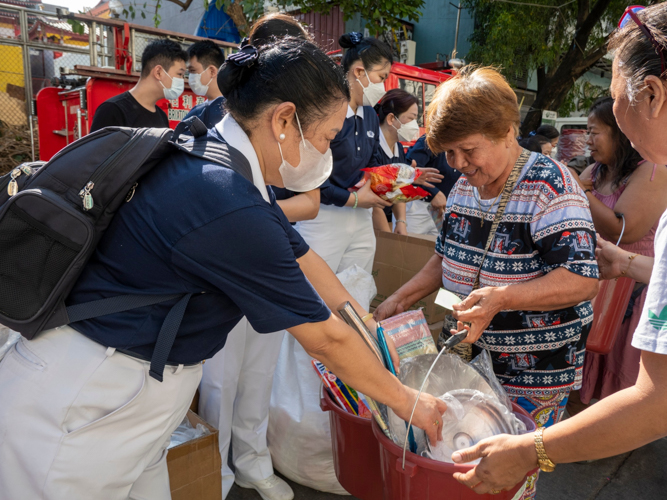 Representatives of families who lost their homes during the February 15 blaze in Barangay 330, Sta. Cruz, Manila, claim their relief goods from Tzu Chi volunteers. 【Photo by Matt Serrano】