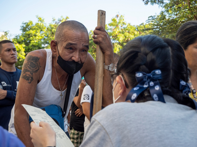 Francisco Villoria lines up for his stub to claim goods at a relief distribution for fire victims of Barangay 330 in Sta. Cruz, Manila. 【Photo by Matt Serrano】