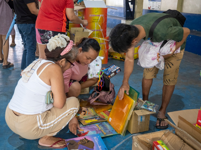 Shoppers check out different children’s books and school supplies. 【Photo by Matt Serrano】