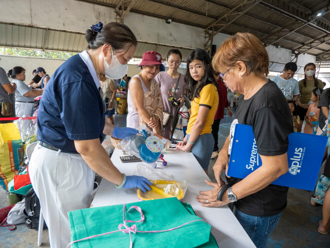 A customer purchases different home and kitchen items during the bazaar. 【Photo by Matt Serrano】