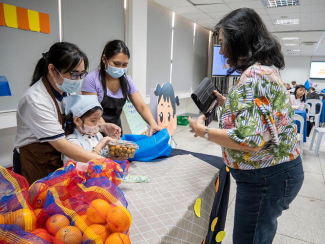 Parents, preschool teachers, and Tzu Chi volunteers helped make the Kiddie Market a memorable occasion for the students. 【Photo by Matt Serrano】