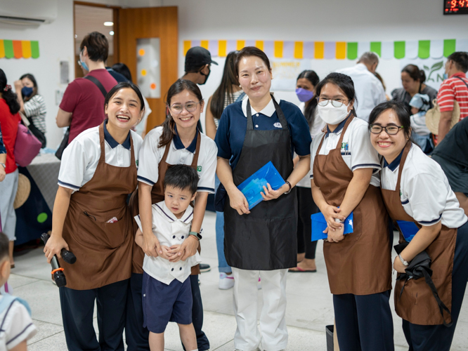 Parents, preschool teachers, and Tzu Chi volunteers helped make the Kiddie Market a memorable occasion for the students. 【Photo by Matt Serrano】