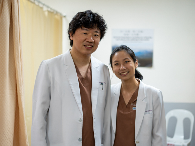 Drs. Jeff and Kristephenie Liang are Tzu Chi Acupuncture Clinic’s newest volunteer doctors. 【Photo by Jeaneal Dando】