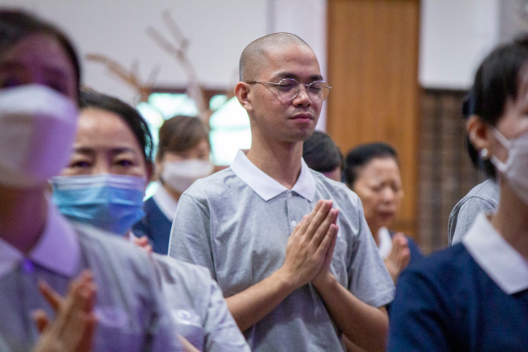 Ben Baquilod joins volunteers in prayer before a volunteer training program. 【Photo by Matt Serrano】