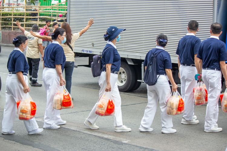 After providing Tondo fire victims with packed vegetarian meals the night before, Tzu Chi volunteers returned the following morning to offer bread to the community. 【Photo by Marella Saldonido】