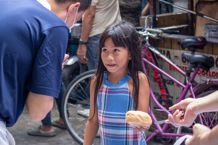 After providing Tondo fire victims with packed vegetarian meals the night before, Tzu Chi volunteers returned the following morning to offer bread to the community. 【Photo by Marella Saldonido】