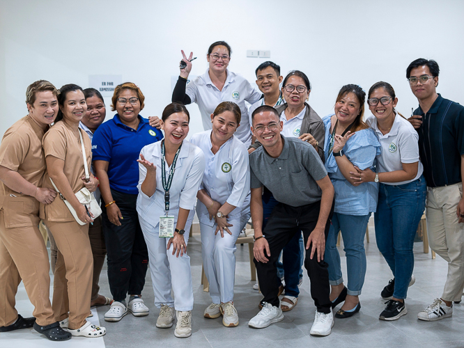 Light moments and bonding with fellow volunteers and patients contributed to the success of Tzu Chi’s 262nd medical mission. 【Photo by Harold Alzaga】