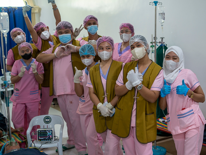 Light moments and bonding with fellow volunteers and patients contributed to the success of Tzu Chi’s 262nd medical mission. 【Photo by Harold Alzaga】