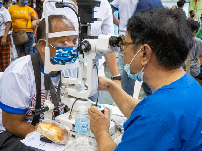Many took advantage of the free eye checkup from Dr. Remegio Magan during Tzu Chi’s 262nd medical mission in Isulan, Sultan Kudarat, from April 4 to 6. 【Photo by Matt Serrano】