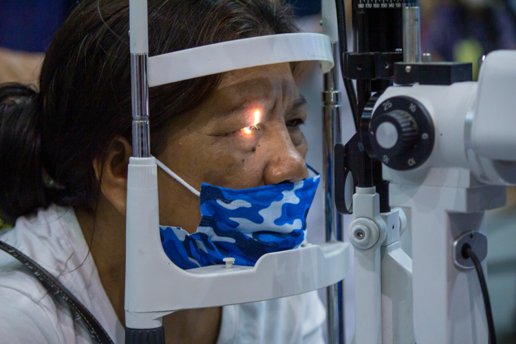 Many took advantage of the free eye checkup from Dr. Remegio Magan during Tzu Chi’s 262nd medical mission in Isulan, Sultan Kudarat, from April 4 to 6. 【Photo by Marella Saldonido】