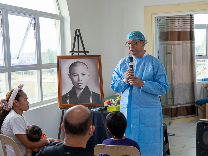 Tzu Chi Zamboanga Liaison Officer Dr. Anton Lim addresses surgery patients.【Photo by Harold Alzaga】