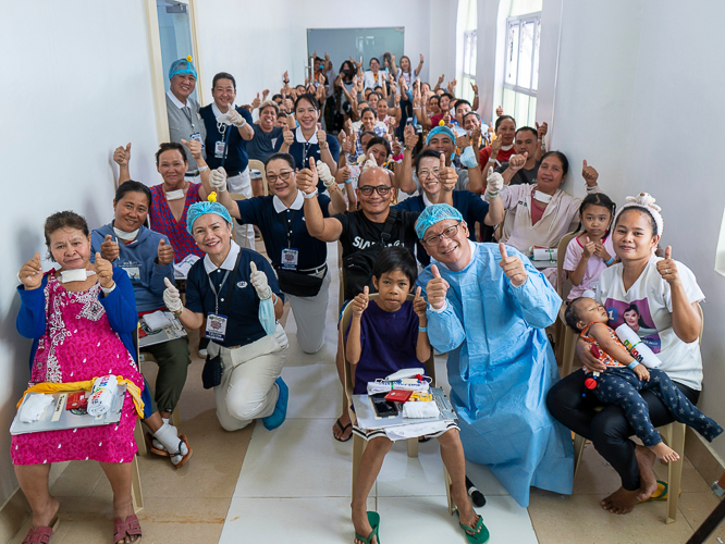 Light moments and bonding with fellow volunteers and patients contributed to the success of Tzu Chi’s 262nd medical mission. 【Photo by Harold Alzaga】