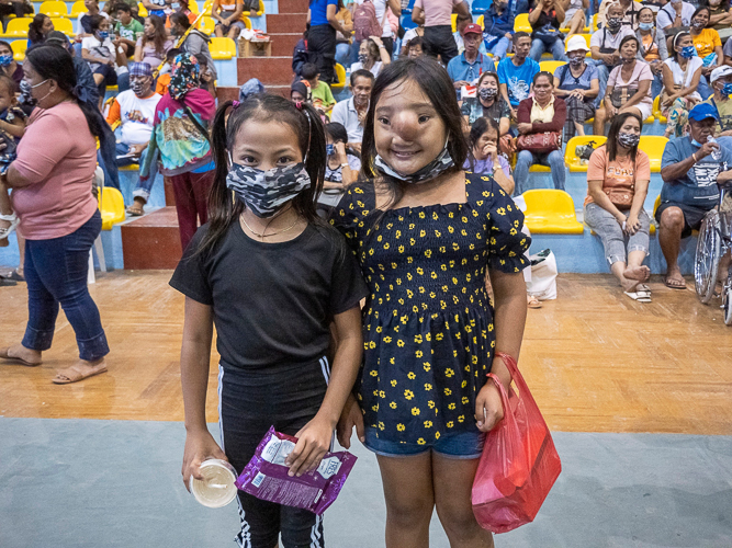 Patients of all ages and from all walks of life availed of the free quality medical services offered by Tzu Chi’s 262nd medical mission from April 4 to 6 in Isulan, Sultan Kudarat. At the end of the three-day event, Tzu Chi’s volunteer doctors attended to 4,348 patients and performed 70 surgeries.【Photo by Matt Serrano】