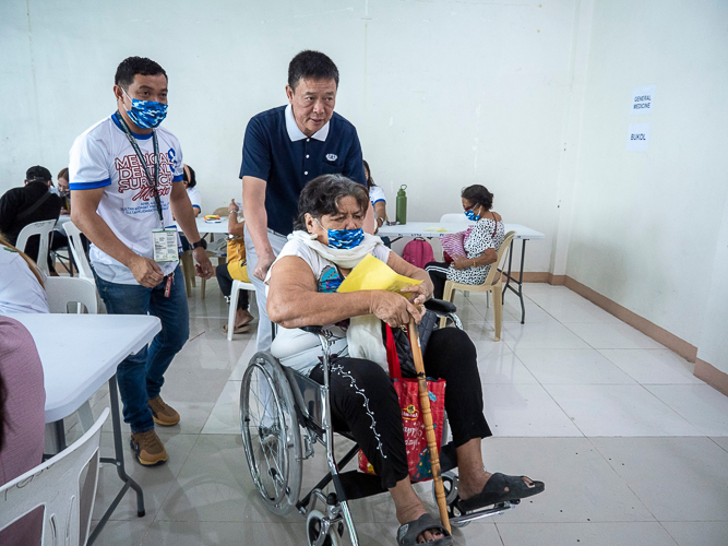 Patients of all ages and from all walks of life availed of the free quality medical services offered by Tzu Chi’s 262nd medical mission from April 4 to 6 in Isulan, Sultan Kudarat. At the end of the three-day event, Tzu Chi’s volunteer doctors attended to 4,348 patients and performed 70 surgeries.【Photo by Matt Serrano】