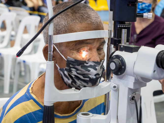 Many took advantage of the free eye checkup from Dr. Remegio Magan during Tzu Chi’s 262nd medical mission in Isulan, Sultan Kudarat, from April 4 to 6. 【Photo by Matt Serrano】